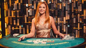 Live casino trực tuyến và game bài trên nền tảng 77v